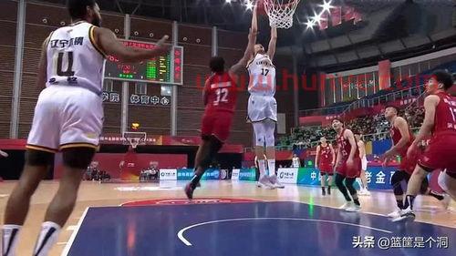 篮球比赛裁判投篮(篮球比赛裁判指的方向为犯规方)