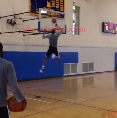 火箭队哈登双手扣篮(火箭队哈登双手扣篮图片)