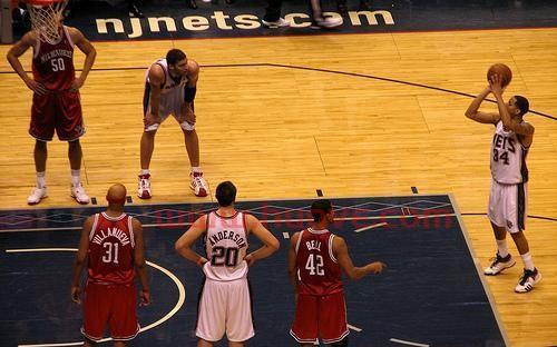 篮球比赛罚球裁判站位(篮球比赛罚球裁判站位图)